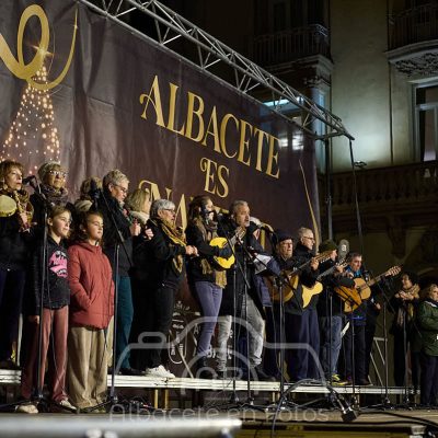 Un grupo de coros y danzas cantando en el iv encuentro de aguilanderos ciudad de albacete 04